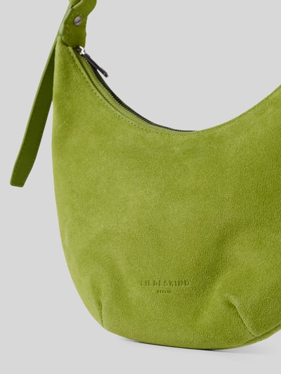 Produktfoto, Hobo Bag mit Logo-Prägung Modell 'RYKER' von LIEBESKIND BERLIN z weluru, w kolorze limonkowym, struktura matowa, główna przegroda z zamkiem błyskawicznym, pasek na ramię, wytłoczone logo, Szerokość w rozmiarze 1: 27 cm, długość w rozmiarze 1: 22 cm, głębokość w rozmiarze 1: 5 cm, długość paska na ramię w rozmiarze 1: 43 cm