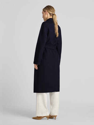 Vrouwenmodel draagt lange wollen jas Regular Fit Wollmantel met kasjmier-aandeel model 'CLES' van Max Mara Studio in donkerblauw, Ganzlichaamsaanzicht achterkant