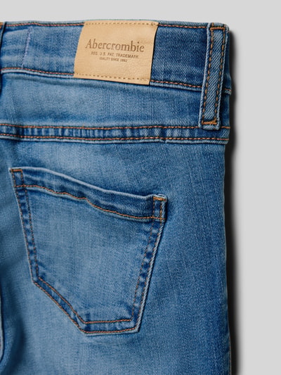 Produktfoto, High Waist Flared Jeans mit wpuszczane kieszenie von Abercrombie&Fitch, bawełna, rozkloszowany krój, niebieski, szerokość w rozmiarze 134: 34 cm, długość wewnętrzna nogawki w rozmiarze 134: 64 cm