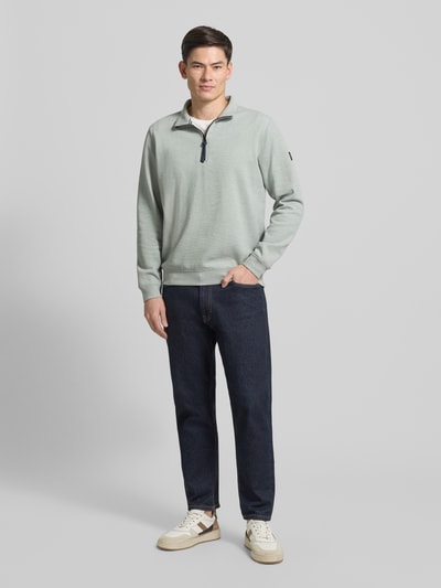 Männermodel trägt Regular Fit Troyer mit Stehkragen und Reißverschluss von Lerros aus Baumwoll-Mix mit Strukturmuster, Ganzkörperansicht von vorne.