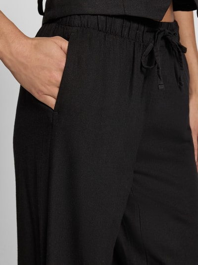 Frauenmodel trägt Wide Leg Leinenhose mit elastischem Bund Modell 'GOA' von Only, Optik: Unifarben, Viskose-Leinen-Mix, Nahaufnahme Oberschenkel.