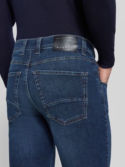 Mężczyznamodel nosi jeansy Regular Fit Jeans im 5-Pocket-Design od bugatti, mieszanka bawełny, zapięcie na guzik i zamek błyskawiczny, 5 kieszeni, szerokość w rozmiarze 32/32: 43 cm, długość wewnętrzna nogawki w rozmiarze 32/32: 82 cm. Detailaufnahme pleców.