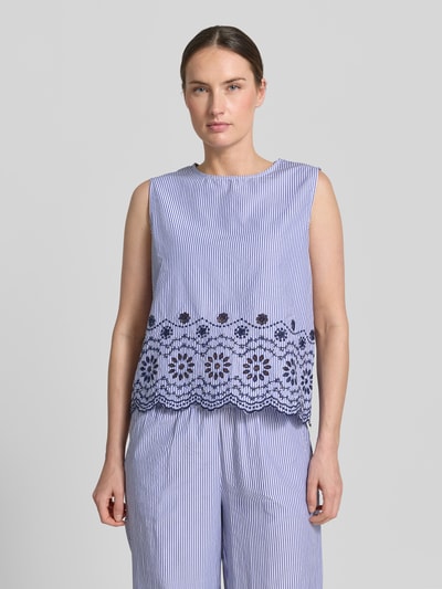 Frauenmodel trägt Relaxed Fit Bluse mit floralem Lochstitching Modell 'Inzi' von B.Young aus Baumwoll-Mix, Rundhalsausschnitt, ärmelloses Design, Rückenlänge bei Größe 36: 54 cm, vertikale Streifen in hellblau und weiß, Ganzkörperansicht von vorne.