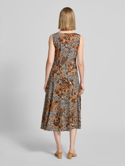 Vrouwenmodel draagt A-lijn midi-jurk van puur katoen model 'PAUSA' van Weekend Max Mara met all-over motief, jerseyverwerking, midilengte, rechte zoom, brede bandjes, ronde hals, rugaanzicht, volledige lichaamsopname.