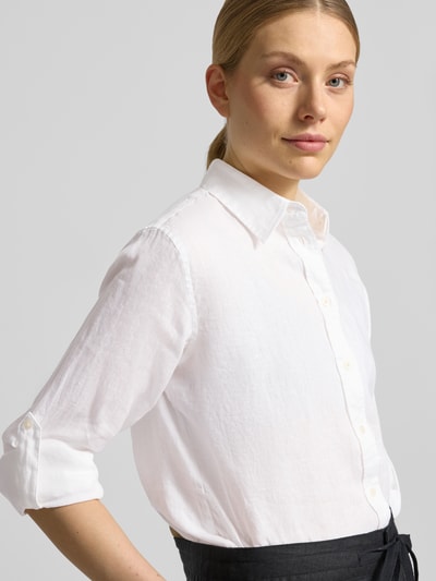 Frauenmodel trägt Relaxed Fit Leinenhemd aus reinem Leinen von Lauren Ralph Lauren in Weiß, unifarben, Flammgarn, Nahaufnahme Oberkörper.