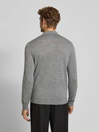 Männermodel trägt grauen Regular Fit Pullover aus reiner Wolle von Polo Ralph Lauren, glatte Textur, Ganzkörperansicht Rückansicht.