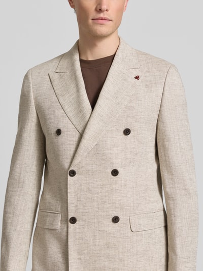 Männermodel trägt Anzug aus Viskose-Mix mit zweireihigem Sakko von Roy Robson, beige meliert, Pattentaschen, Nahaufnahme Oberkörper. Regular-Fit, Reverskragen, Kontext: Herren Anzug, Anzughose mit Eingrifftaschen, Bundweite 56 cm, Rückenlänge 74 cm, Schulterbreite 44 cm, Ärmellänge 66 cm, Innenbeinlänge 22 cm.