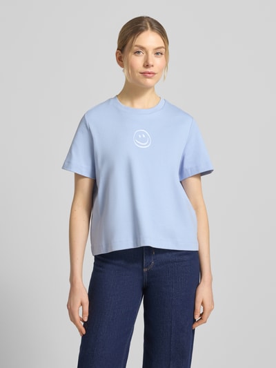 Frauenmodel trägt Oversized T-Shirt aus reiner Baumwolle Modell 'SARA METTE' von Vero Moda, Optik: Unifarben, Motiv-Stitching, Rundhals, Kurzarm, Jersey, Ganzkörperansicht von vorne