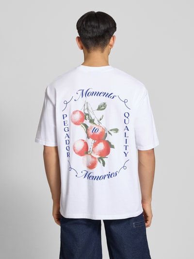Männermodel trägt Oversized Herren T-Shirt aus Reine Baumwolle mit Logo-Detail von Pegador, Modell 'Frombork', Rückenlänge 71 cm, Ganzkörperansicht Rückansicht.