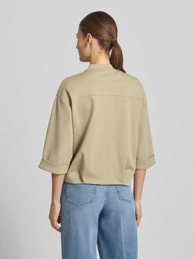 Vrouwenmodel draagt Blouson met Reißverschluss und Pattentaschen Modell 'Goros' van OPUS in beige, katoenmix met stretch, relaxed fit, 3/4-mouw, staande kraag, opgestikte zakken, zichtbare textuur, Ganzkörperansicht Rückansicht.