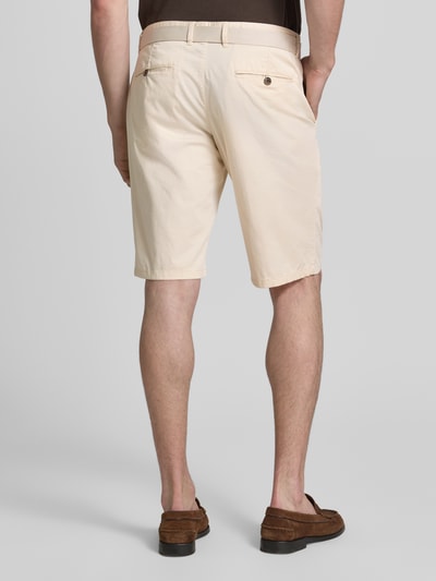 Männermodel trägt Bermudas aus Light Baumwolle mit Gürtel von Christian Berg Men in Beige mit Eingrifftaschen und Gesäßtaschen, Regular-Fit, Ganzkörperansicht Rückansicht. Kontext: Herren Bermudas aus Light Baumwolle, Gürtel, Bundweite bei Größe 50: 47 cm, Innenbeinlänge bei Größe 50: 28 cm.