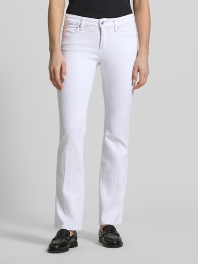 Kobiece model prezentuje Flared Jeans im 5-Pocket-Design Modell 'PARIS' od Cambio, mieszanka bawełny z dodatkiem streczu, rozkloszowany krój, zapięcie na guzik i zamek błyskawiczny, szerokość w rozmiarze 36: 36 cm, długość wewnętrzna nogawki w rozmiarze 36: 81 cm, widok całej sylwetki z przodu.