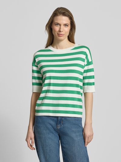Kobiece modelka nosi Regular Fit T-Shirt aus Viskose-Mix Modell 'Morla' od B.Young, zielone i białe paski, okrągły dekolt, rękaw o dł. 7/8, długość tyłu w rozmiarze S: 57 cm, długość rękawów: 23 cm, mieszanka wiskozy, krój regular fit, damski t-shirt, widok z przodu na całą sylwetkę.