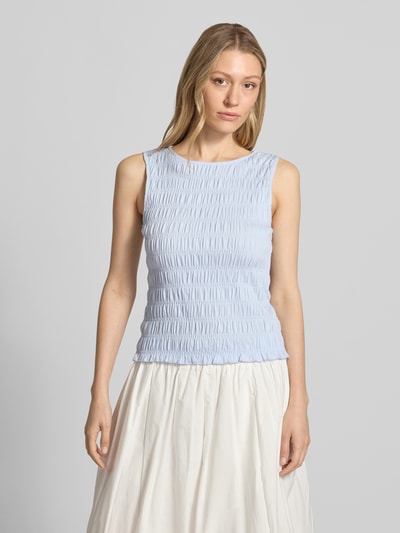 Modelka kobieca nosi Regular Fit Top aus Baumwoll-Mix von Tom Tailor Denim, efekt: jednolity kolor, okrągły dekolt, bez rękawów, wykończenie: marszczenie, mieszanka bawełny, jasnoniebieski, tekstura marszczenia, Ganzkörperansicht von vorne.