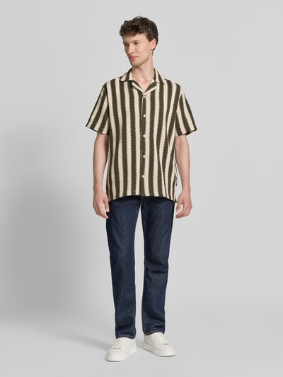 Männermodel trägt Modern Fit Freizeithemd mit Reverskragen von Lindbergh im Material-Mix mit Viskose-Anteil, Ganzkörperansicht von vorne.