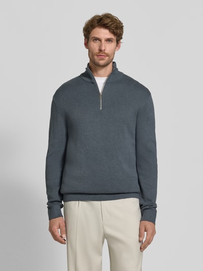 Männermodel trägt Slim Fit Pullover aus reiner Baumwolle Modell 'MILANO' von JACK & JONES, Strick-Optik, Vorderansicht, Ganzkörperansicht von vorne.