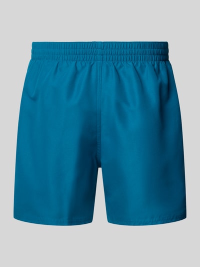 Produktfoto, Badeshorts mit Logo-Stitching und Eingrifftaschen von Nike in Blau, Relaxed-Fit, elastischer Bund, glatte Oberfläche.