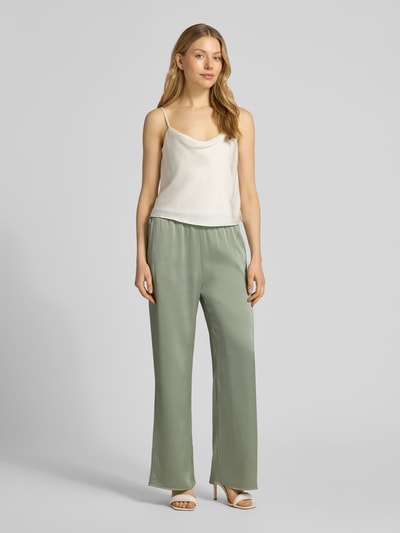 Frauenmodel trägt Wide Fit Hose aus Satin von Calvin Klein Womenswear in Uni-Optik, elastischer Bund, Wide Leg, Ganzkörperansicht von vorne.