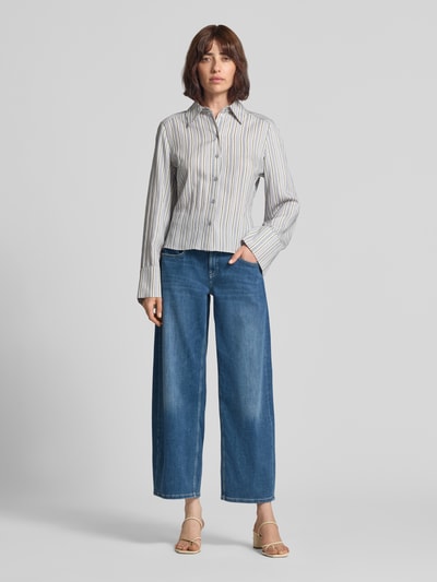 Frauenmodel trägt Regular Fit Barrel Jeans aus Baumwoll-Mix Modell 'ODELE' von CAMBIO in Mittelblau, lockere Passform, Damen Barrel Jeans, Ganzkörperansicht von vorne