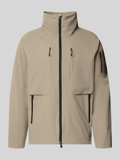 Produktfoto, Regular Fit Trainingsjacke mit Label Patch Modell 'OW_GLOBE' von BOSS Green in Beige, Optik: Unifarben, Stehkragen, Zweiwege-Reißverschluss, Langarm, elastischer Ärmelabschluss, Reißverschlusstaschen, Ärmeltasche, glatte Textur