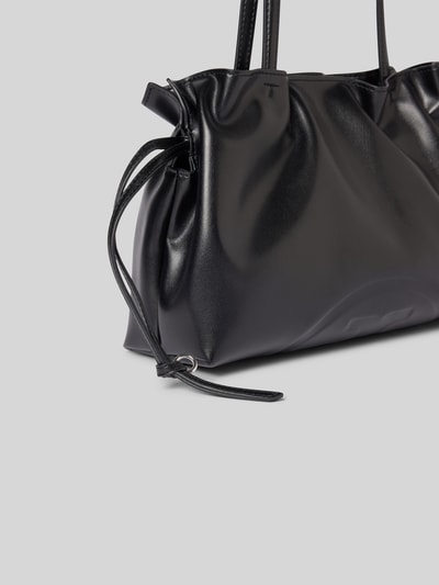 Produktfoto, Shoulder Bag mit Raffungen Modell 'Ella' von Tory Burch in Schwarz, glatte Oberfläche, Riemen, sichtbare Nähte, Detailaufnahme