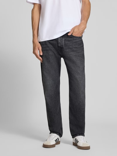 Männermodel trägt Straight Fit Jeans aus reiner Baumwolle Modell 'Sverre' von Marc O'Polo, dunkle Waschung, Ganzkörperansicht von vorne, Herren Straight Fit Jeans von Marc O'Polo DENIM.