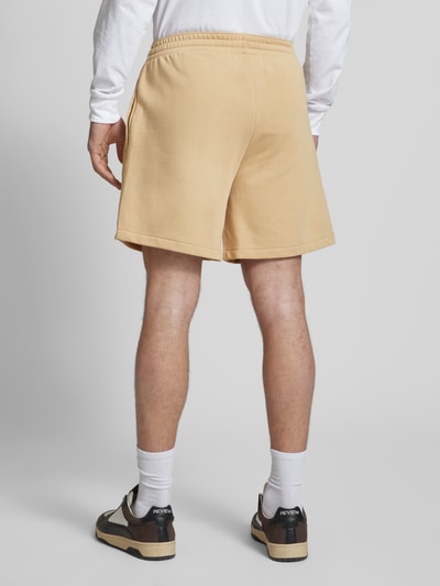 CHAMPION Relaxed Fit Sweatshorts mit Logo-Badge Modell 'Sustainable' Beige 5