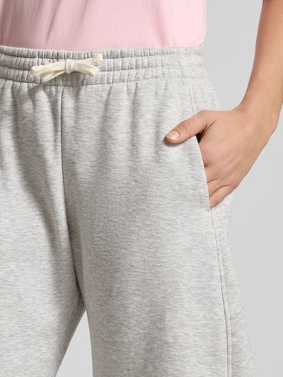 Kobiece model nosi Sweatpants mit elastischem Bund und Tunnelzug od Review, mieszanka bawełny i wiskozy, krój relaxed fit, jasnoszary, zbliżenie pasa.