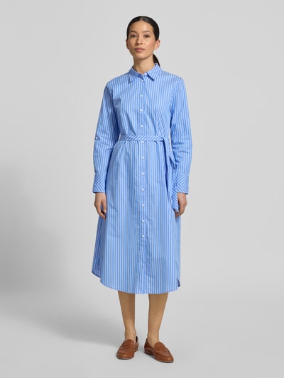 Vrouwenmodel draagt Hemdblusenkleid mit abnehmbarem Stoffband van comma in blauw-witte strepen, katoenmix, getailleerd, met lange mouwen, overhemdkraag, knoopsluiting en midilengte; vooraanzicht, volledige lichaamsopname.