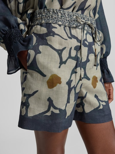 Frauenmodel trägt Shorts aus Ramie im Allover-Look von Luisa Cerano, Reine Ramie, Regular-Fit, Schnürung, Nahaufnahme Oberkörper.