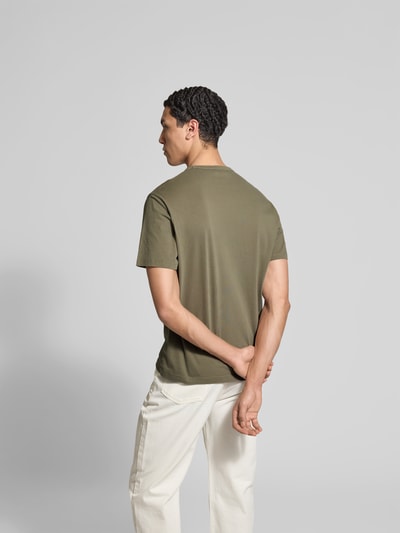 Männermodel trägt Regular Fit T-Shirt aus reiner Baumwolle von Officine Générale in Olive, Kurzärmelig, Rückenlänge 68 cm, Ganzkörperansicht Rückansicht.