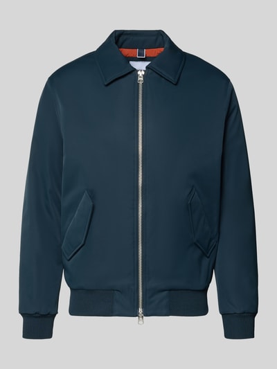 Produktfoto, dunkelblaue Jacke mit Reißverschluss von MCNEAL, Regular Fit, Kentkragen, Pattentaschen, gerippte Abschlüsse, glatte Struktur