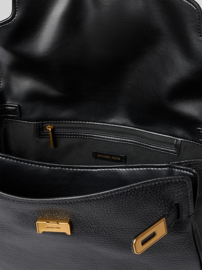 Produktfoto, schwarze Handtasche mit Logo-Detail Modell 'Hamilton' von MICHAEL Michael Kors, goldene Metallelemente, Hauptfach mit Überschlag, abnehmbare Schulterriemen, glatte und genarbte Lederstruktur, Maße: 25x33x14 cm, Länge Schulterriemen 105 cm