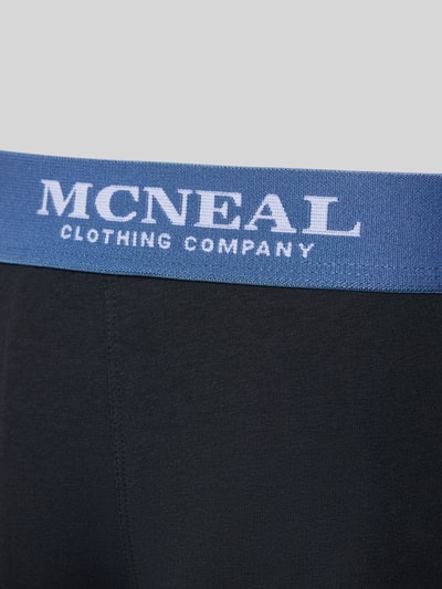 Produktfoto, Slim Fit Trunks mit Logo-Stitching im 3er Pack von MCNEAL, elastyczny bawełniany materiał, krój slim fit, elastyczny pas, ciemne kolory