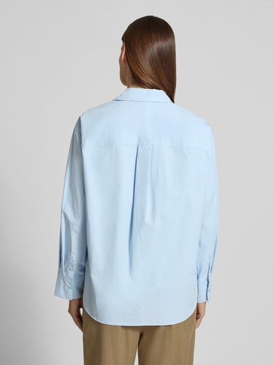 Modelka nosi Relaxed Fit Bluzkę z kieszenią na piersi od Jake*s Casual z bawełny, jasnoniebieska, kołnierzyk koszulowy, listwa guzikowa, długość tyłu 70 cm, długość rękawów 59 cm, widok całej sylwetki z tyłu.