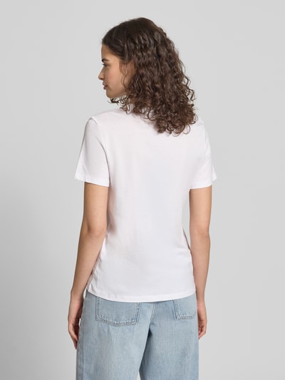 Frauenmodel trägt Regular Fit T-Shirt aus reiner Bio-Baumwolle Modell 'KETTY LIFE' von Only, unifarben, kurzarm, Ganzkörperansicht Rückansicht.