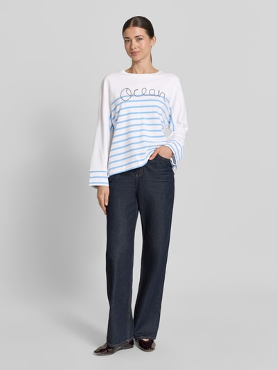 Frauenmodel trägt Sweatshirt im Allover-Look mit Rundhalsausschnitt von Marc Cain aus Baumwoll-Elasthan-Mix im Relaxed-Fit, Ganzkörperansicht von vorne.