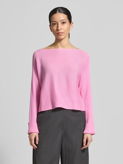 Kobiece model prezentuje Oversized Strickpullover aus Baumwoll-Mix Modell 'SCAMBIO' od MAX&Co., różowa skóra, krój oversize, długość cropped, opuszczone ramiona, dekolt łódka, długie rękawy z mankietem, dzianina bawełniana, widok całej sylwetki z przodu.