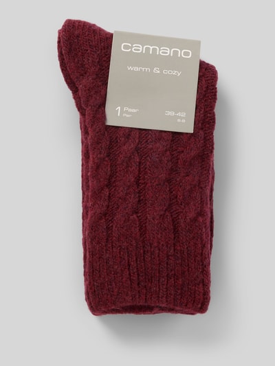 Produktfoto, Socken mit Zopfmuster Modell 'Cosy' von camano in Dunkelrot, weiche Textur, sichtbares Label-Detail, Damen Socken