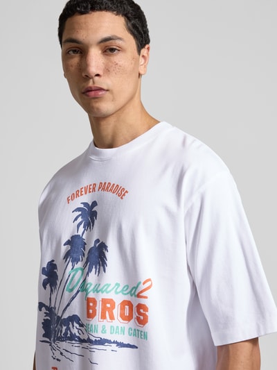 Männermodel trägt Loose Fit T-Shirt aus reiner Baumwolle von Dsquared2, weiß mit Motiv-Print und Rundhalsausschnitt, Nahaufnahme Oberkörper. Herren T-Shirt mit Rückenlänge bei Größe M 70 cm und Label-Print-Details.