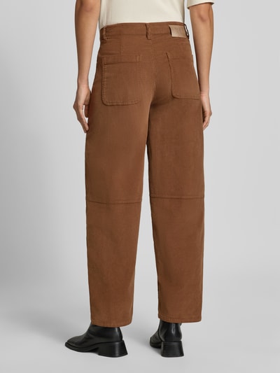 Frauenmodel trägt Wide Fit Hose aus Baumwoll-Mix von Oui in brauner Cord-Optik mit Eingriff- und Gesäßtaschen, Ganzkörperansicht Rückansicht.