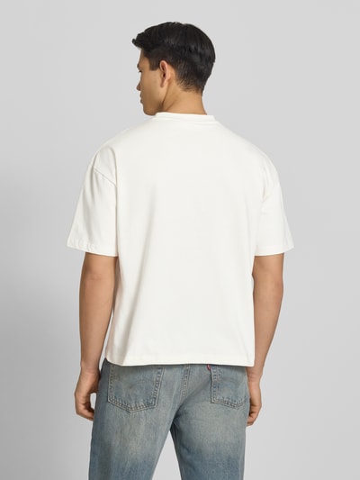 Männermodel trägt T-Shirt mit Motiv-Print Modell 'Speeding' von PROHIBITED, reine Baumwolle, Relaxed Fit, weiße Farbe, Ganzkörperansicht Rückansicht.