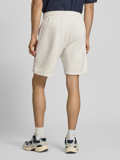Männermodel trägt Regular Fit Shorts mit Logo-Stitching von Pegador aus Baumwoll-Mix in Beige, elastischer Bund, Ganzkörperansicht Rückansicht.