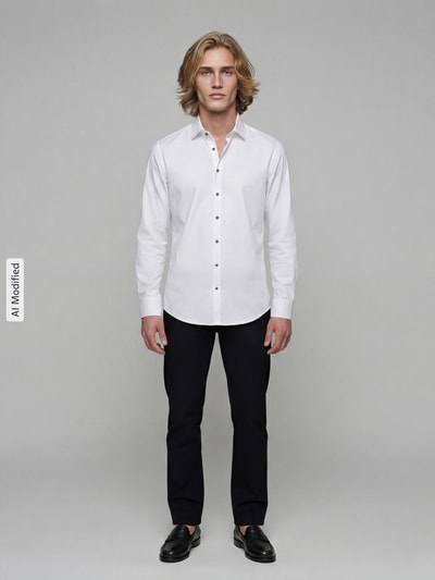 Männermodel trägt Super Slim Fit Business-Hemd mit Kentkragen von Jake*s aus reiner Baumwolle, weiß, Langarm, Ganzkörperansicht von vorne.