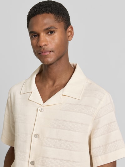 Männermodel trägt Regular Fit Freizeithemd mit Reverskragen Modell 'Carlo' von Zuitable, Reine Baumwolle, Strukturmuster, Nahaufnahme Oberkörper.