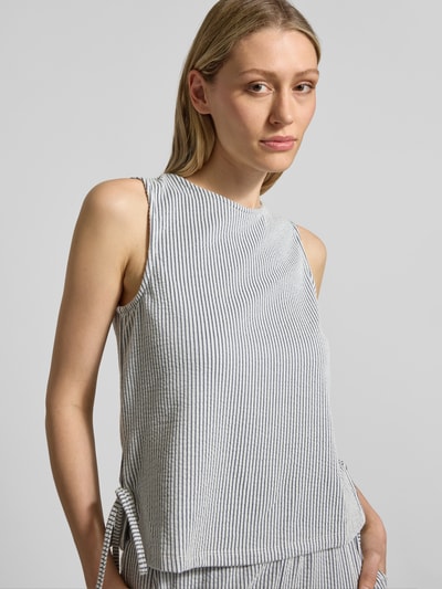 Frauenmodel trägt Blusentop mit seitlicher Schnürung Modell 'STRIPLO' von Vila aus Material-Mix mit Baumwoll-Anteil, Rundhalsausschnitt, Straight Fit, feines Streifendesign, weiche Textur, Rückenlänge bei Größe S 49 cm, Nahaufnahme Oberkörper.