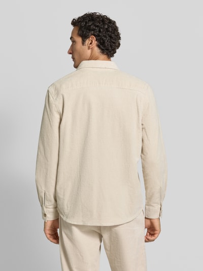 Männermodel trägt Comfort Fit Hemdjacke aus Baumwoll-Mix von s.Oliver RED LABEL in Beige mit sichtbarer Struktur, Ganzkörperansicht Rückansicht.