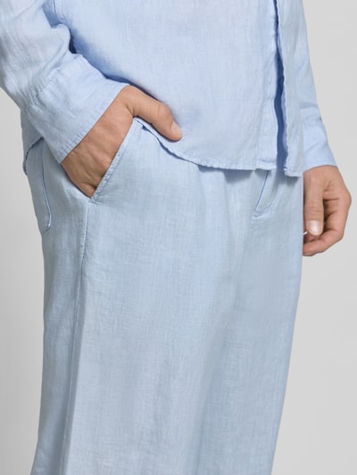 Männermodel trägt Leinenhose mit elastischem Bund von MCNEAL in Hellblau, reines Leinen, Regular-Fit, Tunnelzug, Nahaufnahme Oberkörper.
