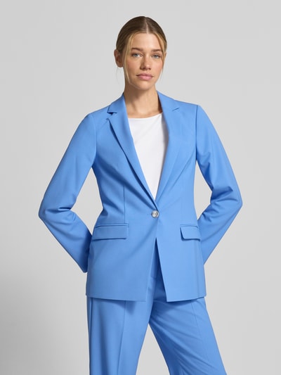 Frauenmodel trägt Regular Fit Blazer aus Viskose-Mix mit Pattentaschen von Comma in Hellblau mit Knopfverschluss, Reverskragen, Stretch-Anteil, Rückenlänge 71 cm, Brustweite 44 cm, Ärmellänge 63 cm, Ganzkörperansicht von vorne.