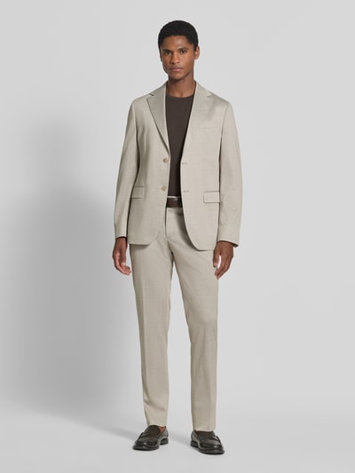 Männermodel trägt Straight Fit Stoffhose mit Viskose-Anteil von HECHTER PARIS in Beige, klassische Eingriff- und Gesäßtaschen, Ganzkörperansicht von vorne. Elastischer Material-Mix, Knopf- und Reißverschluss, Bundweite 44 cm, Innenbeinlänge 47 cm.